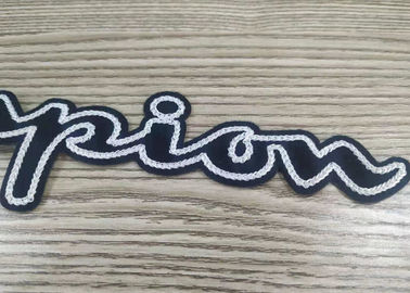 La coutume fer-sur ou coudre-sur la serviette de lettres raccorde des corrections de chenille de broderie