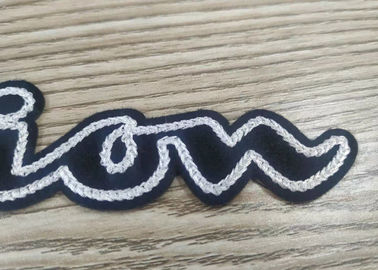 La coutume fer-sur ou coudre-sur la serviette de lettres raccorde des corrections de chenille de broderie