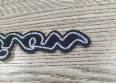 La coutume fer-sur ou coudre-sur la serviette de lettres raccorde des corrections de chenille de broderie
