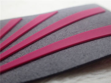 Corrections 3D en caoutchouc rouges pour le vêtement Microfiber gris doux avec le logo de silicone d'injection