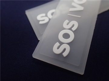 Les corrections en caoutchouc faites sur commande lavables de logo, cousent - sur l'insigne de silicone pour le chapeau