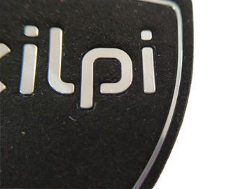 Logo fait sur commande de relief métallique de correction de tissu en caoutchouc de silicone qui respecte l'environnement