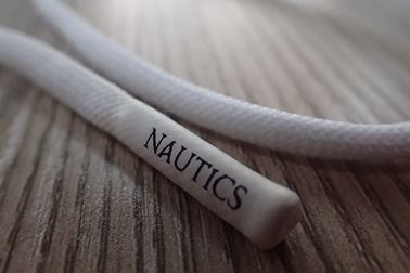 Corde non élastique faite sur commande de polyester de logo avec des fins de silicone de Matt pour le Hoodie, habillement