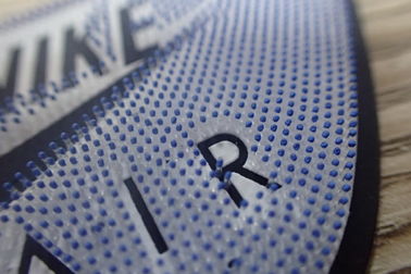 3D durable a gravé les vêtements de sport en refief résistants aux radiations ultra-violets de polo de points en caoutchouc de silicone de corrections