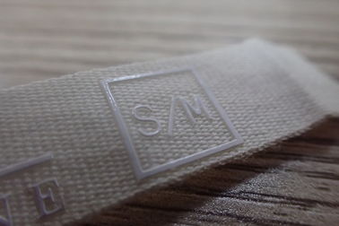 Labels tissés par coutume professionnelle avec le logo de silicium pour le vêtement/chapeau