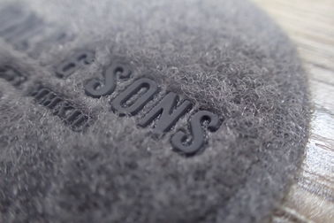 Corrections en caoutchouc faites sur commande qui respecte l'environnement de logo avec la fréquence élevée du silicium 3D pour l'habillement