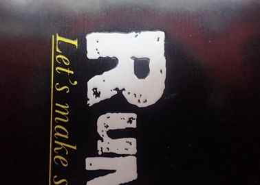 De relief imprimant les étiquettes de papier de coup de vêtement de logo avec la peau de ficelle - amicale