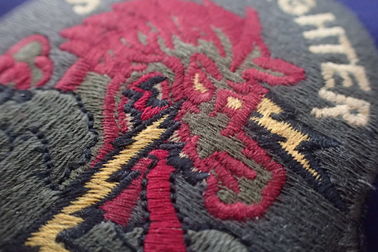 Corrections faites sur commande de broderie de forme de demi-cercle pour le finissage de base de coupe de laser de vestes