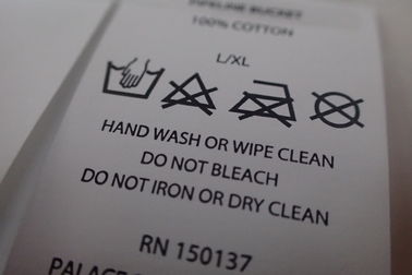 Labels de soin en nylon de coupe d'impression faite sur commande plate d'écran pour des sacs, serviettes