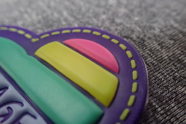 Le professionnel a gravé la couleur en refief faite sur commande de Pantone de corrections en caoutchouc la correction/3D de Tpu