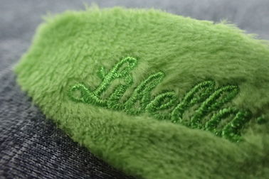 Fer vert d'OEM de tissu de velours sur les corrections brodées