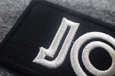 Insigne brodé par polyester de coupe de la chaleur