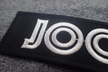 Insigne brodé par polyester de coupe de la chaleur