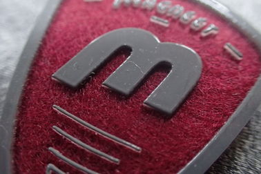 Corrections faites main de logo de feutre de chaussures d'impression d'écran de silicium