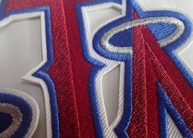 Le textile cousent sur les corrections brodées faites sur commande tissées d'habillement