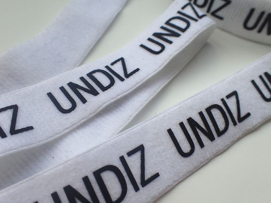Le silicone imprimé Logo On Elastic Webbing Tape a adapté la conception aux besoins du client
