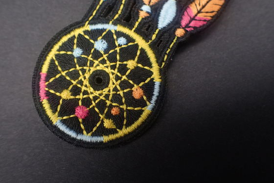 Le fer brodé de Chenille sur soutenir cousent sur la correction de tissu