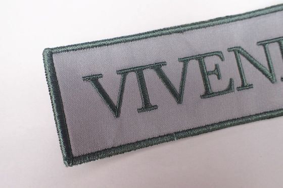 Le fabricant Logo Embroidered Badge Applique Flower fait sur commande raccorde pour l'habillement