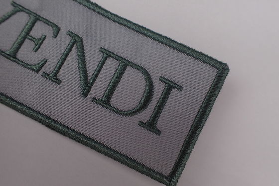 Le fabricant Logo Embroidered Badge Applique Flower fait sur commande raccorde pour l'habillement