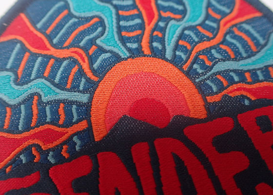 Fer fait sur commande de broderie d'insigne de presse de la chaleur sur l'Applique de correction pour l'habillement
