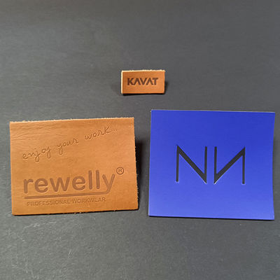 Les corrections en cuir de relief faites sur commande de Faux chauffent des labels de presse pour le denim de jeans