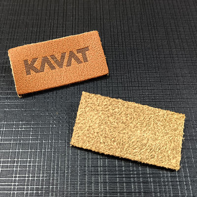Les corrections en cuir de relief faites sur commande de Faux chauffent des labels de presse pour le denim de jeans