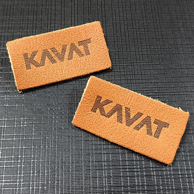 Les corrections en cuir de relief faites sur commande de Faux chauffent des labels de presse pour le denim de jeans