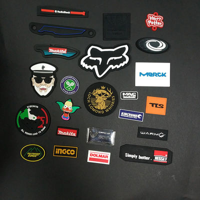 l'Applique de l'impression 3D a donné à des labels une consistance rugueuse d'insignes que les corrections de PVC cousent dessus le vêtement