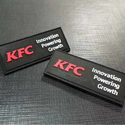 l'Applique de l'impression 3D a donné à des labels une consistance rugueuse d'insignes que les corrections de PVC cousent dessus le vêtement