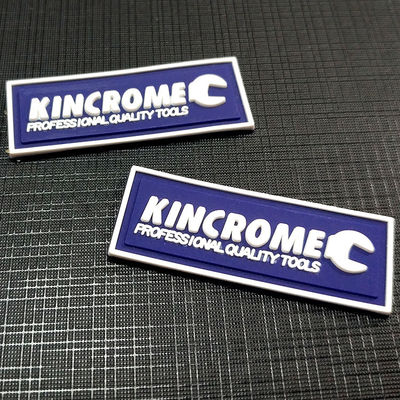 3D a gravé les labels en refief mous d'habillement de PVC cousant le T-shirt Logo Design de vêtement de corrections