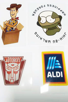 Les labels de Tagless d'autocollants de service d'impression de transfert de chaleur de T-shirt conçoivent le logo en fonction du client