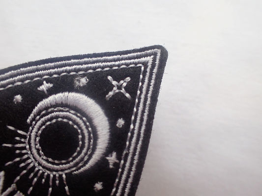 Les pelles noires que le coeur a brodé le fer de Chenille sur soutenir cousent sur la correction de tissu
