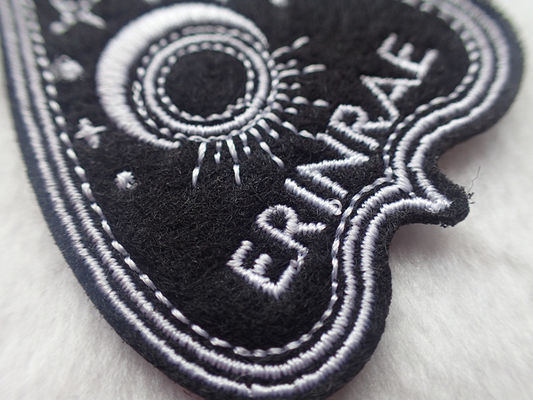 Les pelles noires que le coeur a brodé le fer de Chenille sur soutenir cousent sur la correction de tissu