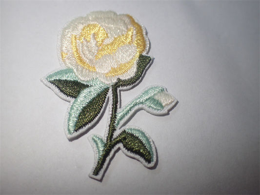 Les fleurs faites sur commande brodées cousent ou repassent sur la correction pour l'Applique d'habillement