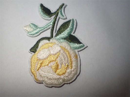 Les fleurs faites sur commande brodées cousent ou repassent sur la correction pour l'Applique d'habillement