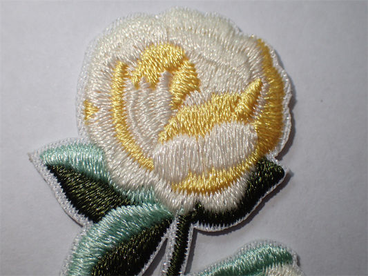 Les fleurs faites sur commande brodées cousent ou repassent sur la correction pour l'Applique d'habillement