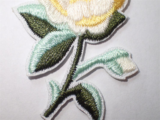 Les fleurs faites sur commande brodées cousent ou repassent sur la correction pour l'Applique d'habillement