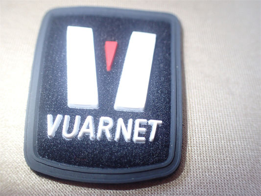 Insigne micro Logo On Fiber fait sur commande d'injection de label d'habillement d'OEM 3D