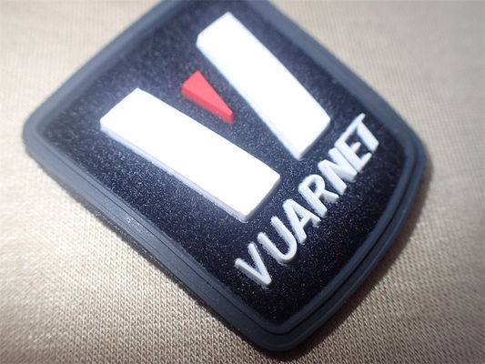 Insigne micro Logo On Fiber fait sur commande d'injection de label d'habillement d'OEM 3D