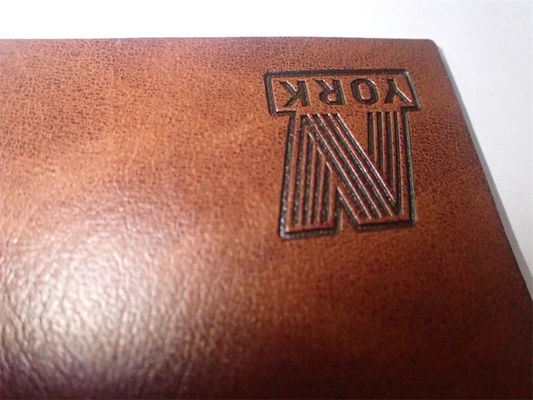 L'habillement en cuir fait sur commande de conception de label a gravé les corrections en refief en cuir pour le vêtement