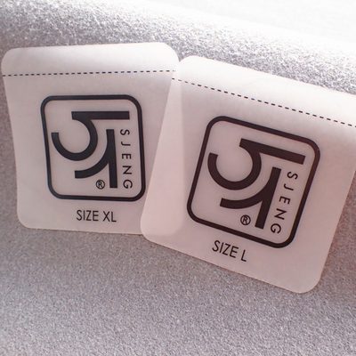 Les labels mous transparents CMYK d'habillement de TPU colore lavable pour des vêtements de bain