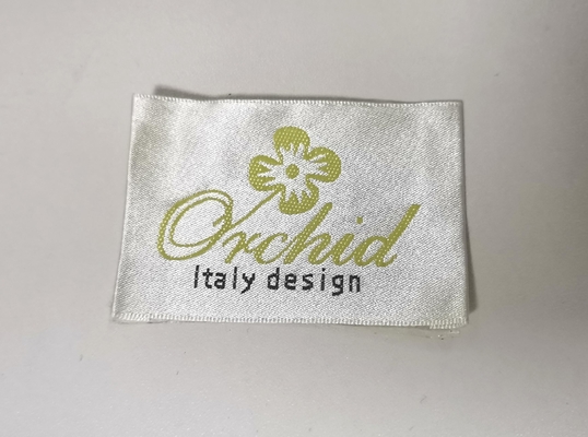 Labels tissés à haute densité faits sur commande pliant les labels tissés par habillement