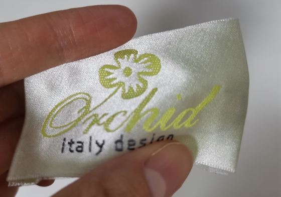 Labels tissés à haute densité faits sur commande pliant les labels tissés par habillement