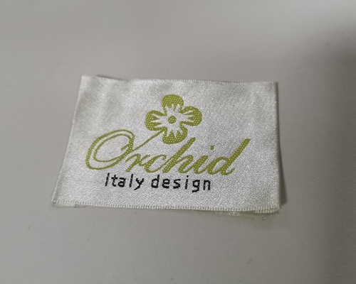 Labels tissés à haute densité faits sur commande pliant les labels tissés par habillement