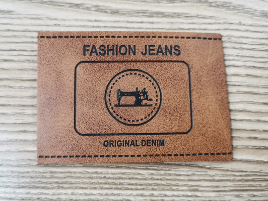 La couleur faite sur commande de relief de corrections en cuir d'unité centrale de logo cousent sur l'habillement