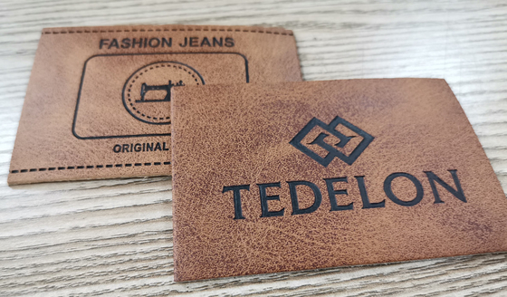La couleur faite sur commande de relief de corrections en cuir d'unité centrale de logo cousent sur l'habillement
