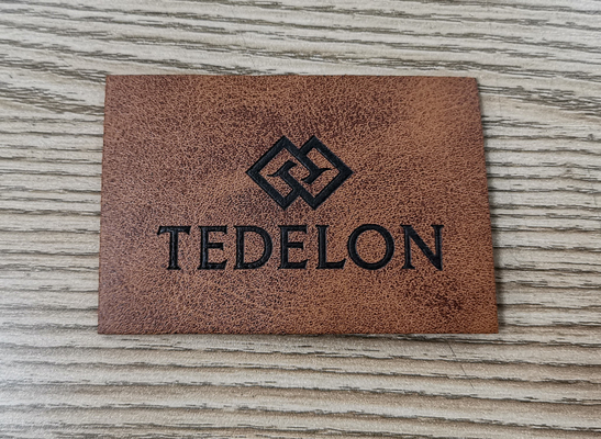 La couleur faite sur commande de relief de corrections en cuir d'unité centrale de logo cousent sur l'habillement