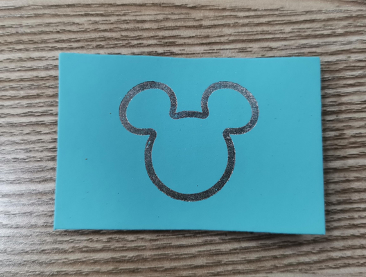 Les labels de vêtement ont gravé la correction en refief en cuir cousent sur le logo d'unité centrale d'habillement