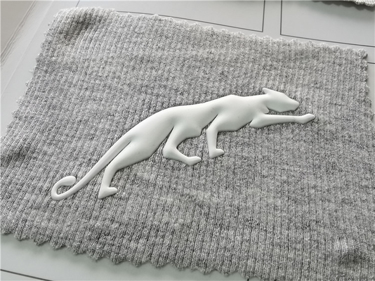L'habillement lavable de transfert de chaleur de l'insigne 3D Tagless marque le matériel de silicone