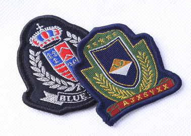 Les militaires brodés par coutume raccordent l'insigne de chapeau de béret, corrections militaires fraîches de chapeau